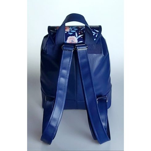 Kék alapon rózsaszín virágos “JUDIT” fedeles hátizsák